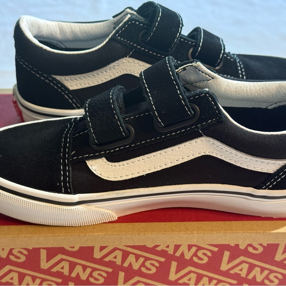 New Little Kids Old Skool V Shoe. Black & White. Size 2. - Picture 2 of 15